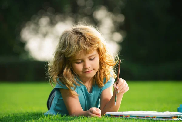 Παιδιά Ζωγραφίζουν Εικόνες Έξω Παιδική Δημιουργικότητα Πορτρέτο Του Χαμογελαστού Χαρούμενος — Φωτογραφία Αρχείου