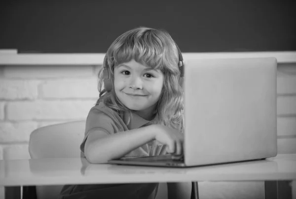 ラップトップコンピュータを使ってかわいい面白い子供 オンラインEラーニングを通して勉強する子供の男の子 ちょっと面白いシステム管理者 — ストック写真