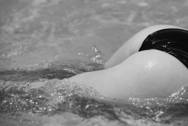 Frau Wasser Sexy Mädchen Gesäß Bikini Sommerurlaub Für Frauen — Stockfoto