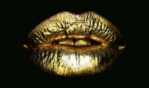 嘴里喷出金色的油漆 金唇挂在女人嘴上 妆容华丽 黄金金属的感官和创意设计 金色的化妆 被隔离在黑暗中 — 图库照片