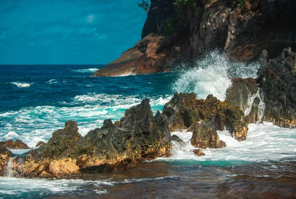 Παράκτια Τοπίο Γαλάζια Θάλασσα Και Όμορφους Βράχους Λίθοι Βράχοι Στην — Φωτογραφία Αρχείου