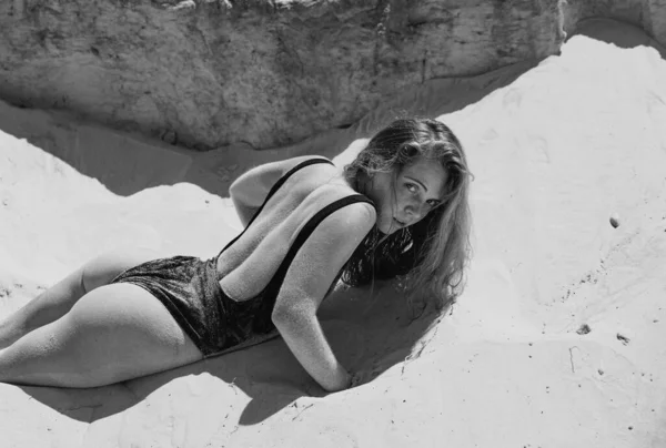 Donna Sabbia Sexy Sulla Spiaggia Sabbia Corpo Estivo Sabbia Bianca — Foto Stock