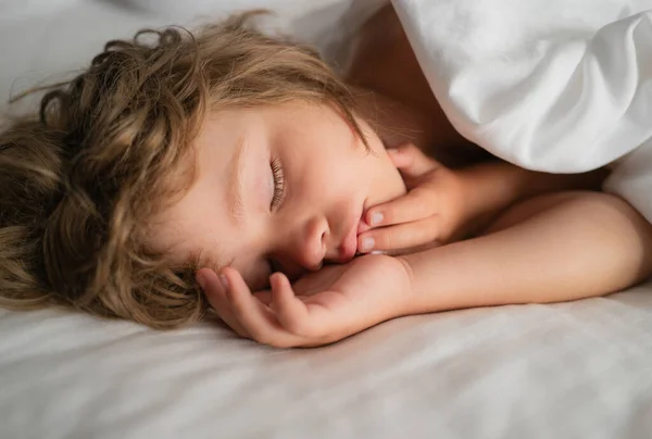 Αγοράκια Κοιμούνται Στο Κρεβάτι Παιδί Κοιμάται Στο Κρεβάτι — Φωτογραφία Αρχείου