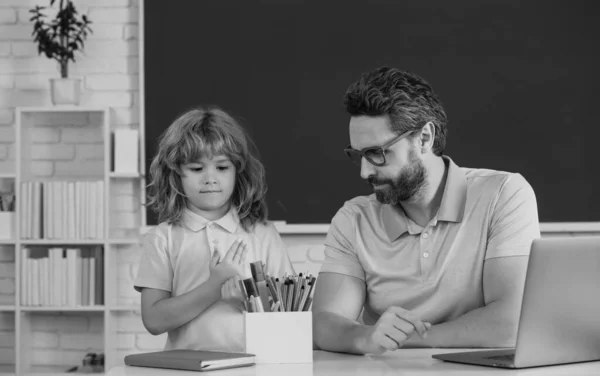 Koncepcja Edukacji Uczenia Się Ojciec Syn Odrabiają Lekcje Szkole Nauczyciel — Zdjęcie stockowe
