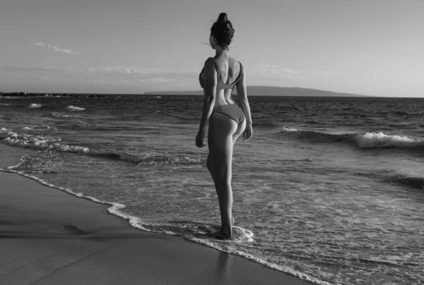 女性は海岸で休んでいる ビーチで一日を楽しむ美しい若い女性 — ストック写真