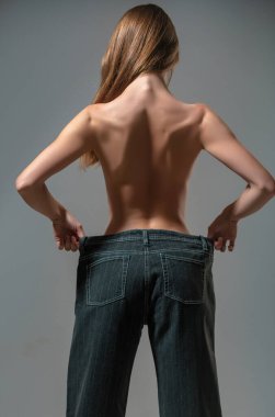 Büyük beden kotlu zayıf kadın, kilo verme konsepti.