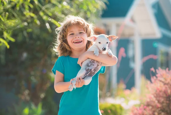 友達を受け入れるんだ 幸せな子供はペットの犬を抱きしめる — ストック写真