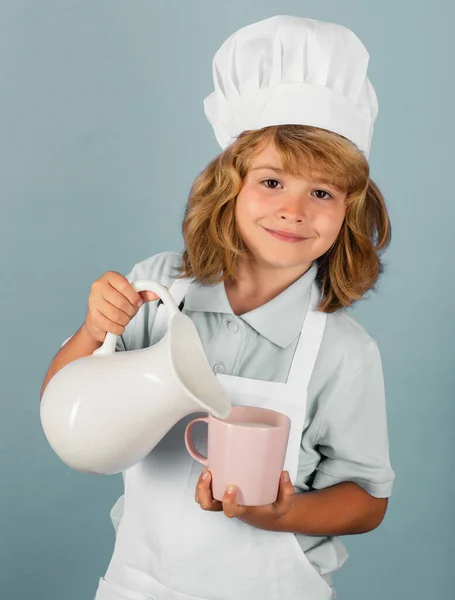 Mleko Dla Dzieci Gotowanie Dzieci Chłopiec Kucharz Robi Świeże Warzywa — Zdjęcie stockowe