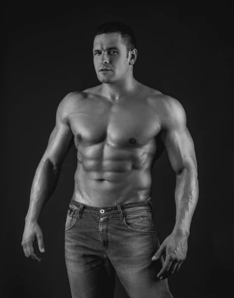 肌肉性感的男人身体 赤身裸体 肉麻的男人赤身裸体强壮的身体 强壮野蛮人的时尚肖像 肌肉性感的男人和躯干 — 图库照片