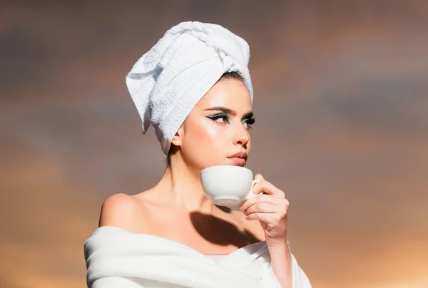 Attraente Donna Sexy Possesso Una Tazza Caffè Guardando Alba Bellezza — Foto Stock