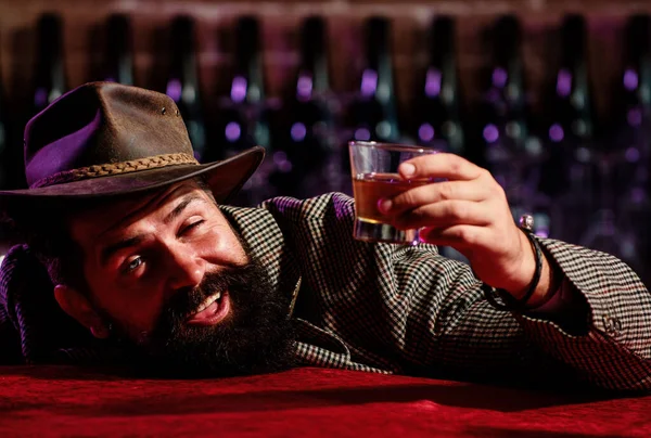 Witzige Bärtige Betrunkene Hipster Hält Glas Whiskey — Stockfoto