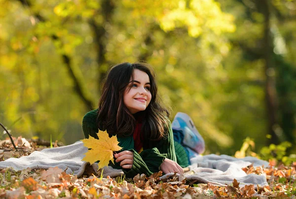 Szczęśliwa Jesień Nastolatek Dziewczyna Zabawy Liści Odkryty Parku — Zdjęcie stockowe
