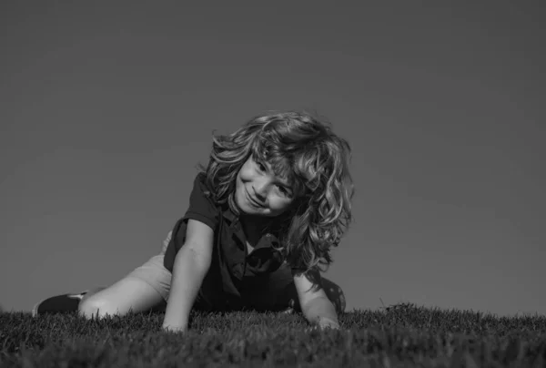 Dziecko Chłopiec Korzystających Polu Trawy Marzy — Zdjęcie stockowe