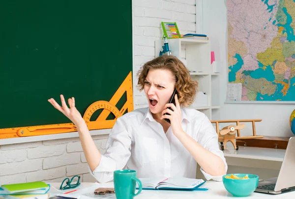 Bildungskonzept Lehrer Smartphone Gespräch Wütender Lehrer Klassenzimmer Studieren Und Lernen — Stockfoto