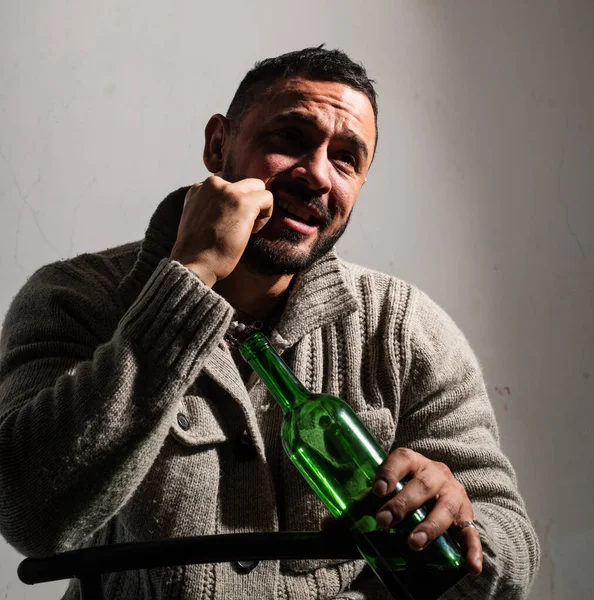 Hij Binge Drinking Hispanic Man Lijdt Aan Ongezonde Alcohol Drinken — Stockfoto