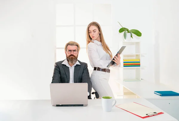 Δύο Νέοι Επιχειρηματίες Που Εργάζονται Μαζί Laptop Στο Γραφείο — Φωτογραφία Αρχείου