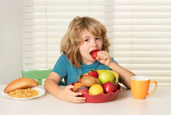 Kind Eet Aardbeien Biologisch Fruit Kid Bot Eet Maaltijd Gezonde — Stockfoto
