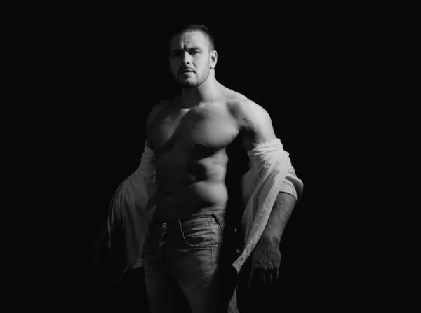 筋肉質の身体と裸の胴を持つセクシーな男 アスレチック若いです男ショー彼の完璧な裸の体 — ストック写真
