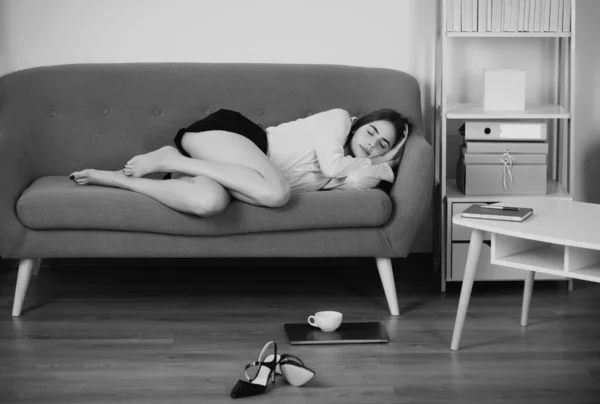 Νέα Σέξι Επιχειρηματίας Κοιμάται Στο Χώρο Εργασίας Στο Γραφείο Γραμματέας — Φωτογραφία Αρχείου