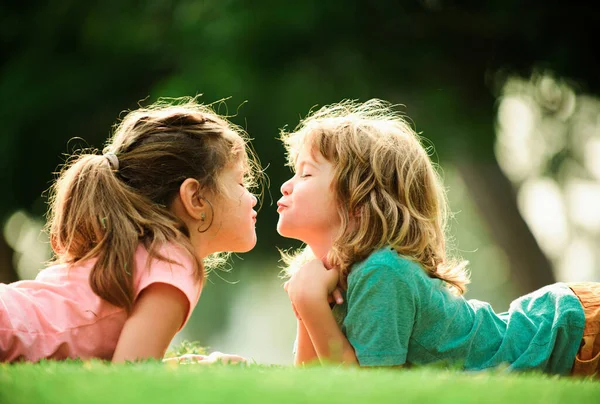 Дитячі Стосунки Миле Кохання Маленькі Діти Цілуються Відкритому Повітрі Парку — стокове фото