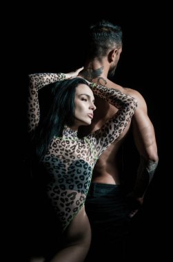 Seksi bir çift. Romantik, sevimli sevgili, seksi erkek arkadaş, güzel kız arkadaş. Tatmin olmuş ve romantik anın tadını çıkarıyor.