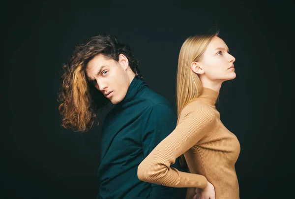 Concept Jeunesse Amour Style Vie Couple Homme Aux Cheveux Bouclés — Photo
