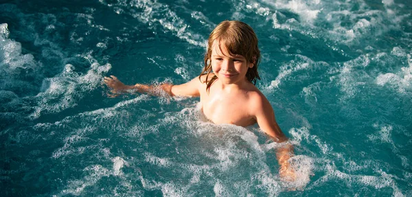 有趣的孩子在游泳池里享受夏天 — 图库照片
