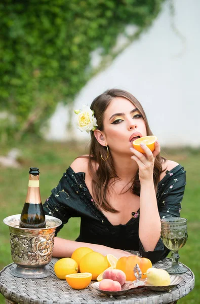 Hermosa Mujer Sexy Jardín Comiendo Frutas Tropicales Vacaciones Verano Hermosa —  Fotos de Stock