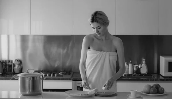 Amante Sexy Desayunar Cocina Estilo Vida Doméstico Sensual Mujer Pie —  Fotos de Stock