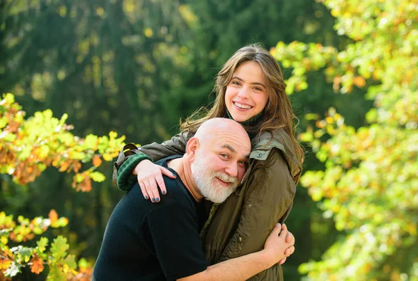 Feliz Anciano Padre Hija Disfrutando Tierno Momento Otoño Sonriendo Hija —  Fotos de Stock