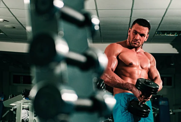 Mann Der Fitnessstudio Mit Kurzhanteln Für Den Bizeps Trainiert Muskulöser — Stockfoto