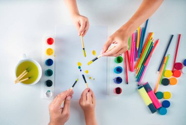 Babalar, annelerin elleri ve çocukların elleri boyama ve çizim. Sanatçı resimleri, çizimler. Üst görünüm