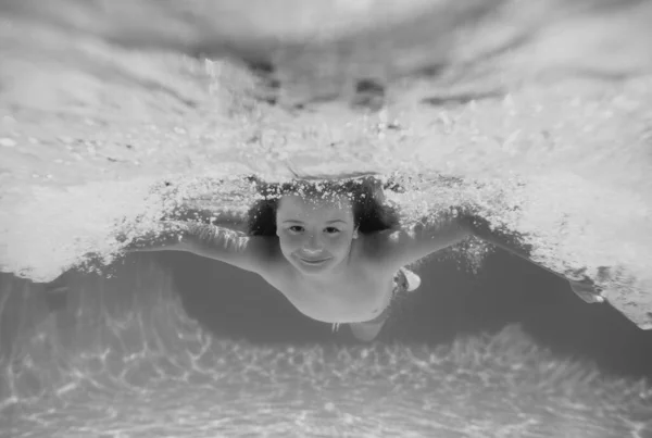 Ребенок Плавает Водой Море Ребенок Плавает Бассейне Водой Счастливый Мальчик — стоковое фото