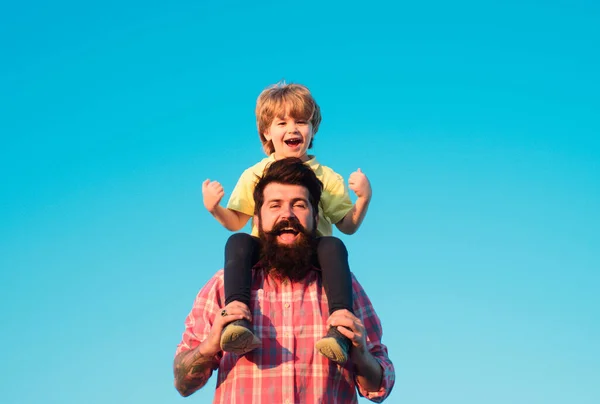Портрет Щасливого Батька Який Дарує Синові Їзду Плечах Милий Хлопчик — стокове фото