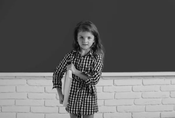 Aranyos Kis Iskolás Lány Tanul Egy Osztályteremben Oktatás Tanulás Gyermekkoncepció — Stock Fotó