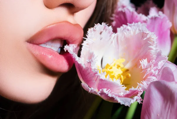 Sexy Sensual Young Woman Lips Tulips Flowers Bouquet Blowjob Kiss — Foto de Stock