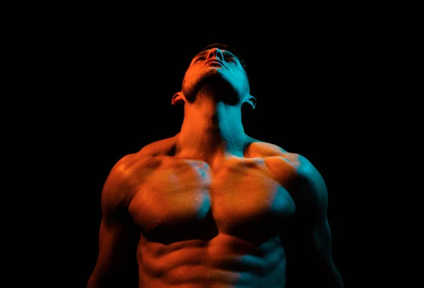 Kaslı Erkek Vücudu Güçlü Omuz Kasları Siyahta Izole Edilmiş Seksi — Stok fotoğraf