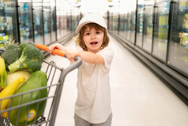 Ragazzo Allegro Supermercato Compra Verdure Cibo Sano Bambini Shopping Divertente — Foto Stock