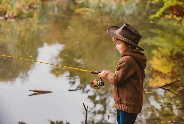かわいい子供の男の子釣りの肖像画 — ストック写真