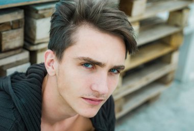 Moda adamının kameraya bakışının yakın plan portresi. Yakışıklı adam.