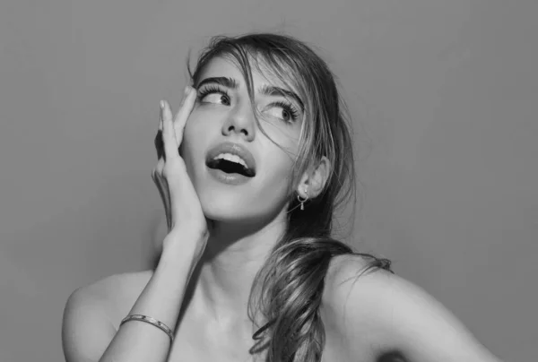 Verbazingwekkende Vrouwelijke Emoties Schoonheidsvrouw Mooi Gezicht Van Vrouwelijke Mode Model — Stockfoto