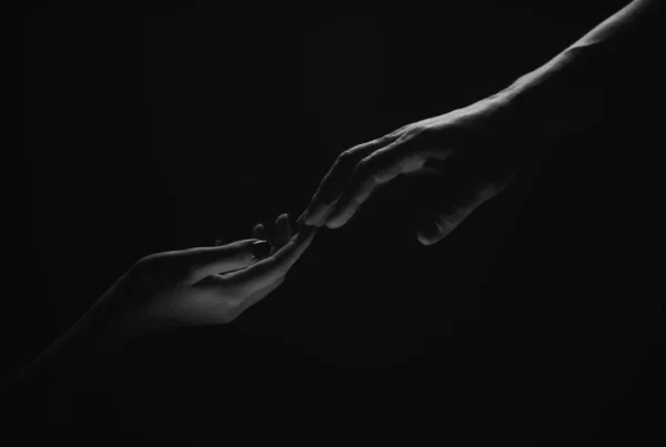 Hände Gestikulieren Auf Schwarzem Hintergrund Hilfe Leisten Unterstützung Und Hilfe — Stockfoto