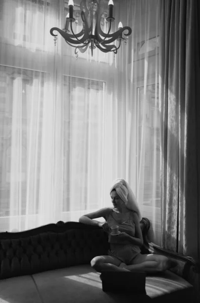 早上放松 年轻漂亮的女人醒来后穿着白色浴衣和毛巾在卧室里 无忧无虑的女模特躺在公寓或宾馆房间的床上 早上休息寒气 — 图库照片