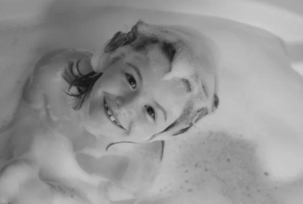 Shampoo Bambini Schiuma Sulla Testa Del Bambino Ragazzo Diverte Nella — Foto Stock