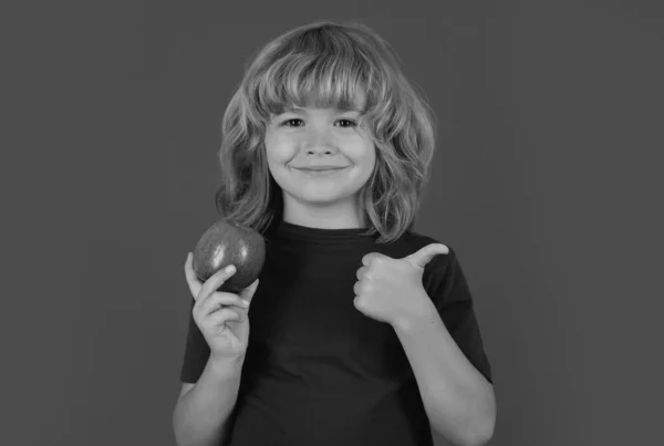 Hälsosam Mat Barn Med Tummen Upp Håll Äpple Porträtt Söt — Stockfoto
