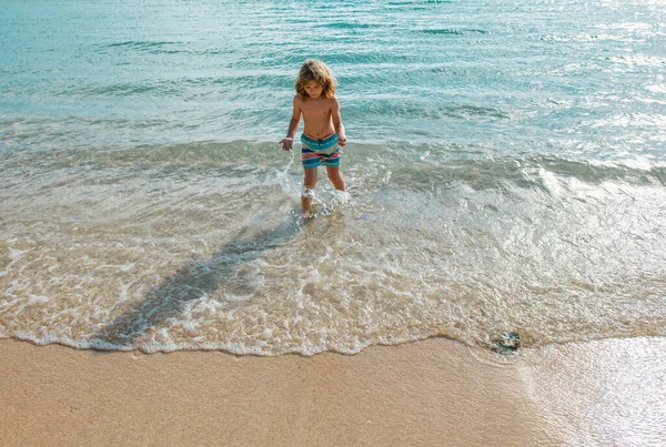 Niño Saltando Olas Marinas Saltar Por Agua Salpicaduras Mar Vacaciones — Foto de Stock