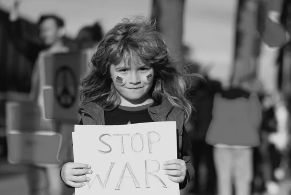 Kind Met Poster Met Banier Van Russisch Conflict Militair Protest — Stockfoto