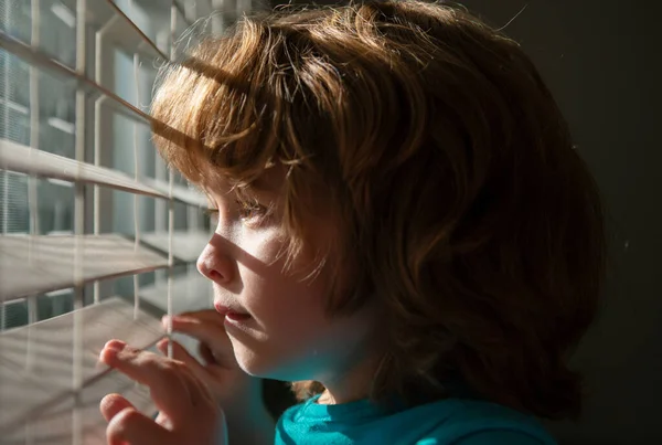 Portret Samotnego Chłopca Zaglądającego Przez Okno Jalousie Koncepcja Kwarantanny Samoizolacja — Zdjęcie stockowe