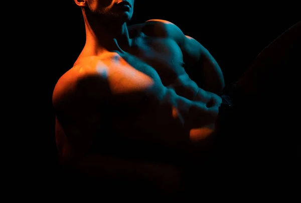 筋肉の男の体と強い筋肉 裸の胴を持つセクシーなゲイ シャープなドレスヌード男性モデル — ストック写真