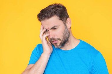 Baş ağrısı çeken bir adam. Yorgun, baş ağrısı ve göz yorgunluğu. Stresli, bitkin ve göz yorgunluğu çeken bir adam. Görme sorunu, kötü görüş. Baş ağrısı ve migren. Başı ağrıyan adam, başını tut.